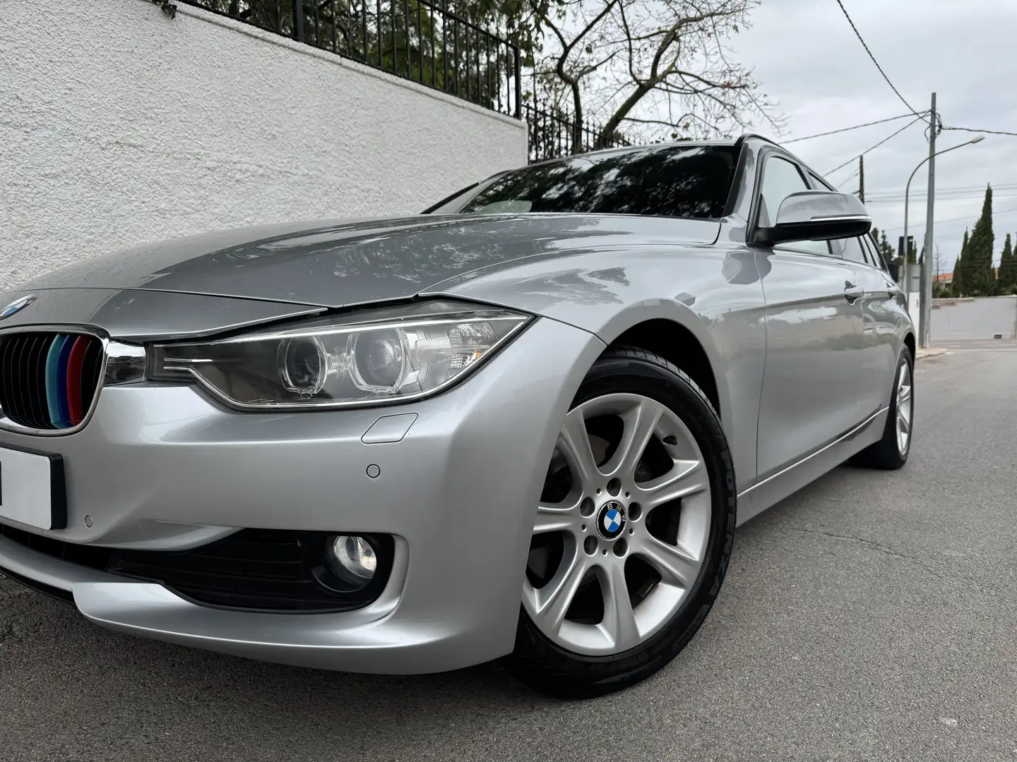 BMW 318 318d Touring Essential Edition - 1