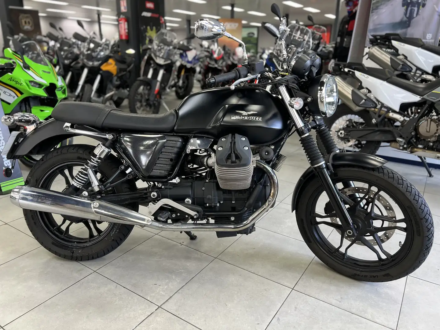 Moto Guzzi V 7 Black - 1