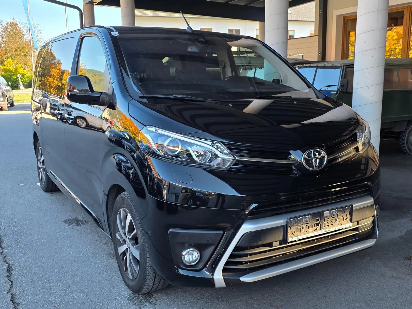 Toyota Proace Proace Verso 2,0 D-4D 180 Medium VIP Aut. VIP Schwarz - 2