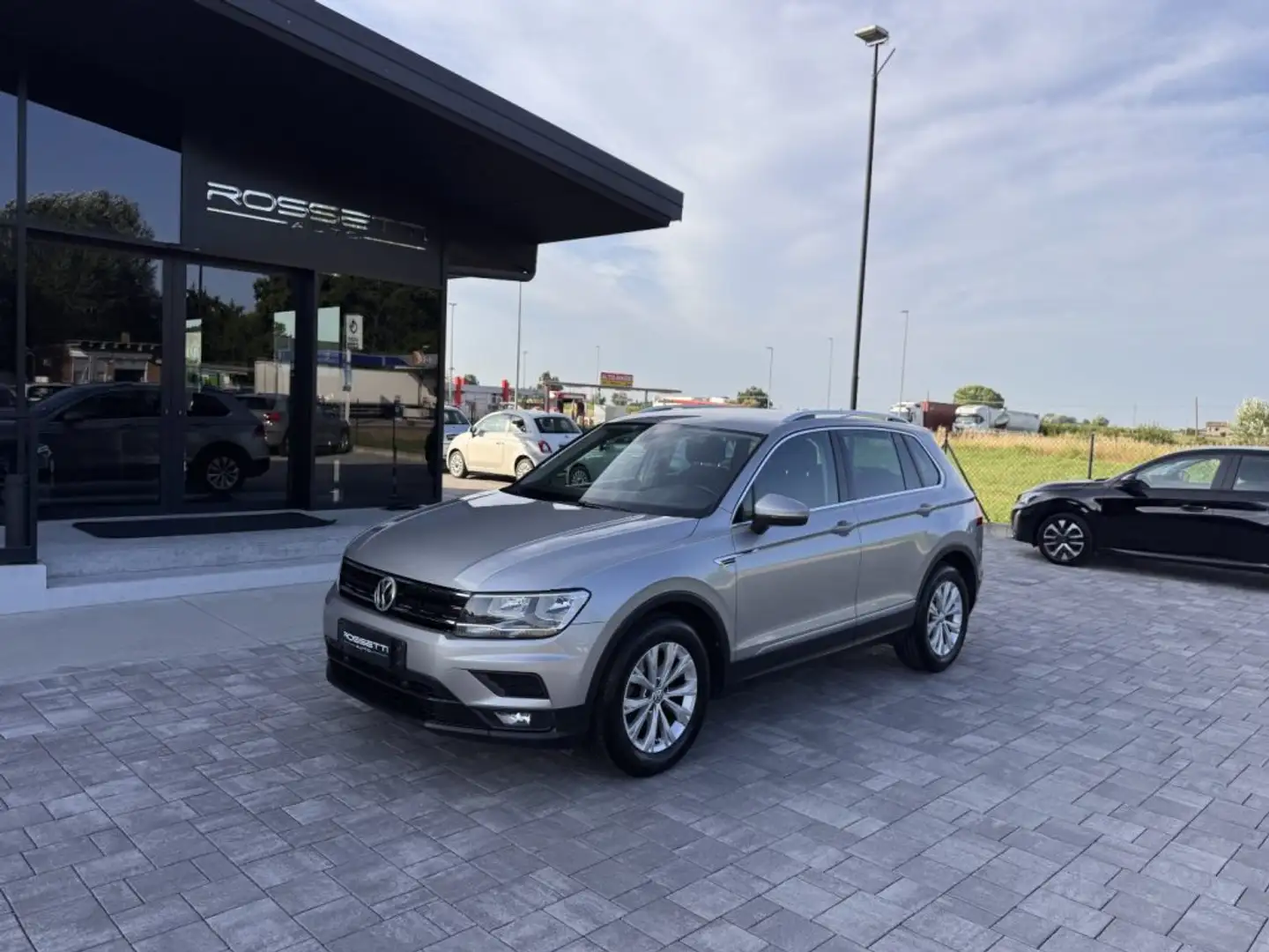 Volkswagen Tiguan 1.6 TDI  Business BlueMotion Technology Gris - 2