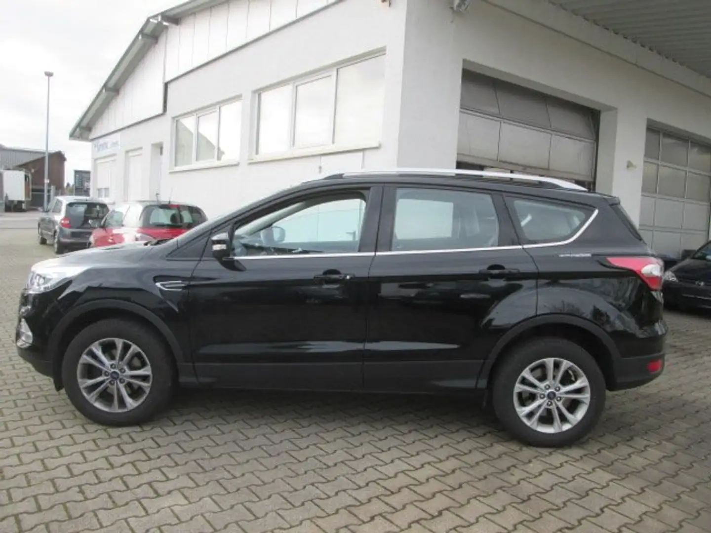 Ford Kuga Titanium 1HAND / SCHECKHEFT / NAVI / TÜV NEU Schwarz - 2