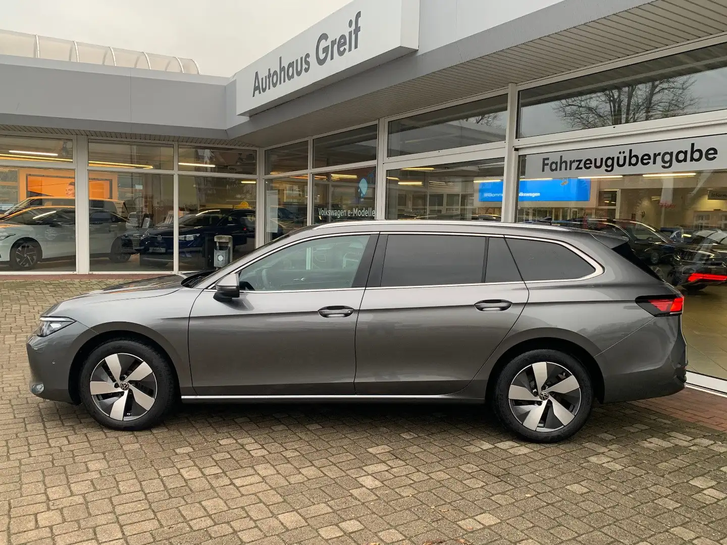 Volkswagen Passat Variant 1.5 eTSI DSG Business *LED*LEDER* Grijs - 2