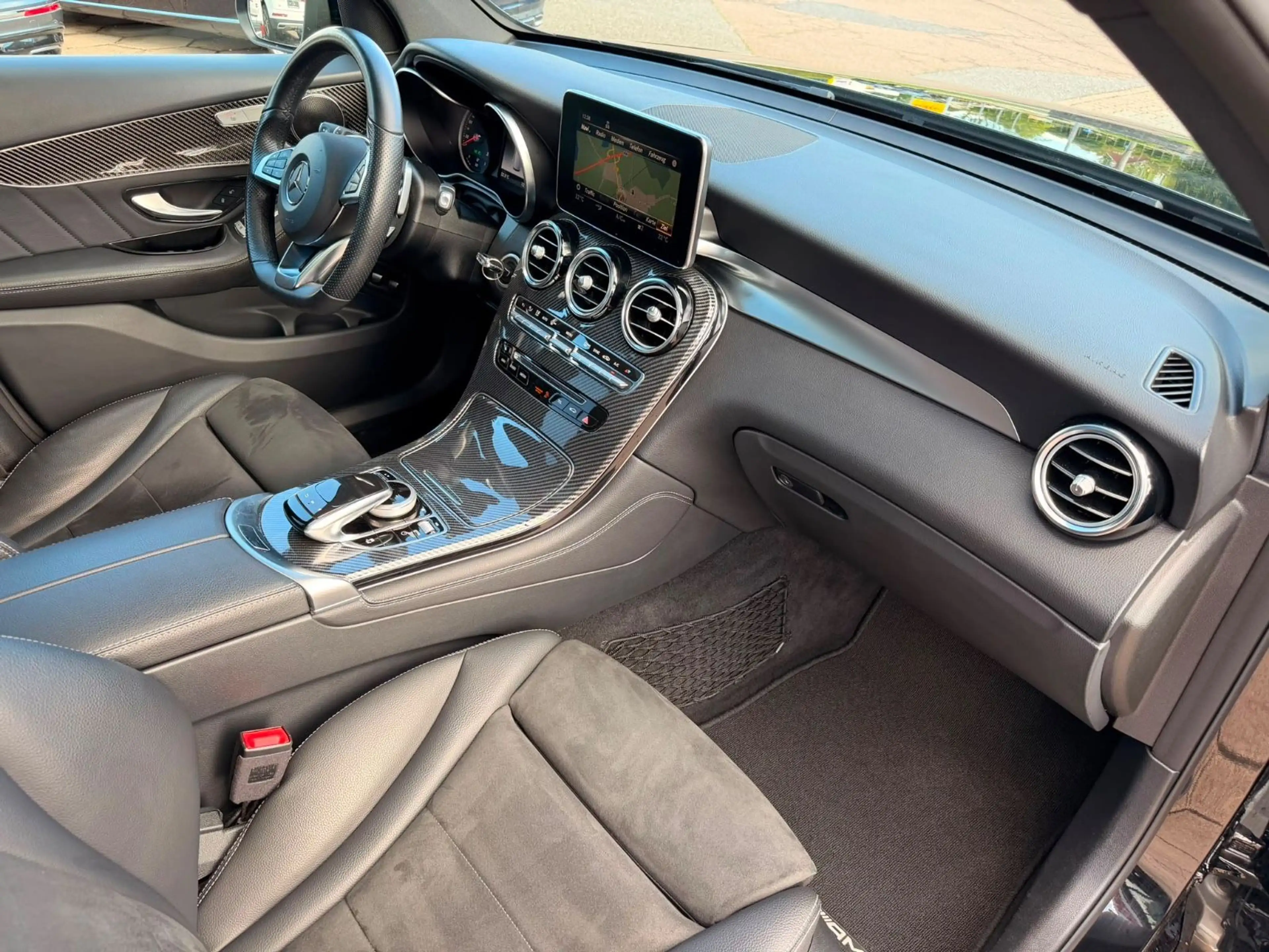 Mercedes-Benz GLC 250 4Matic AMG Line DISTRONIC+ PANO 360° AHK — photo 13