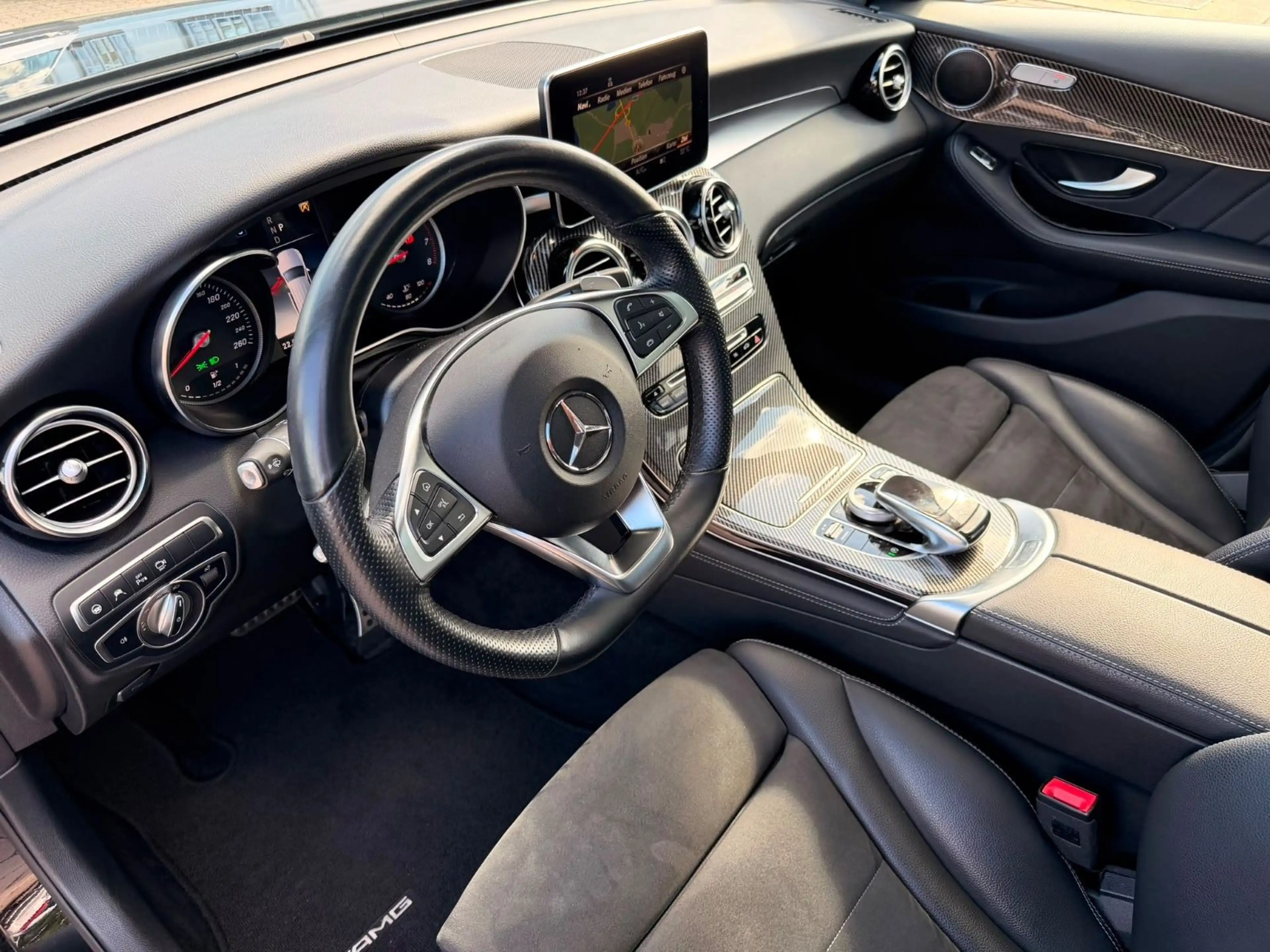 Mercedes-Benz GLC 250 4Matic AMG Line DISTRONIC+ PANO 360° AHK — photo 12