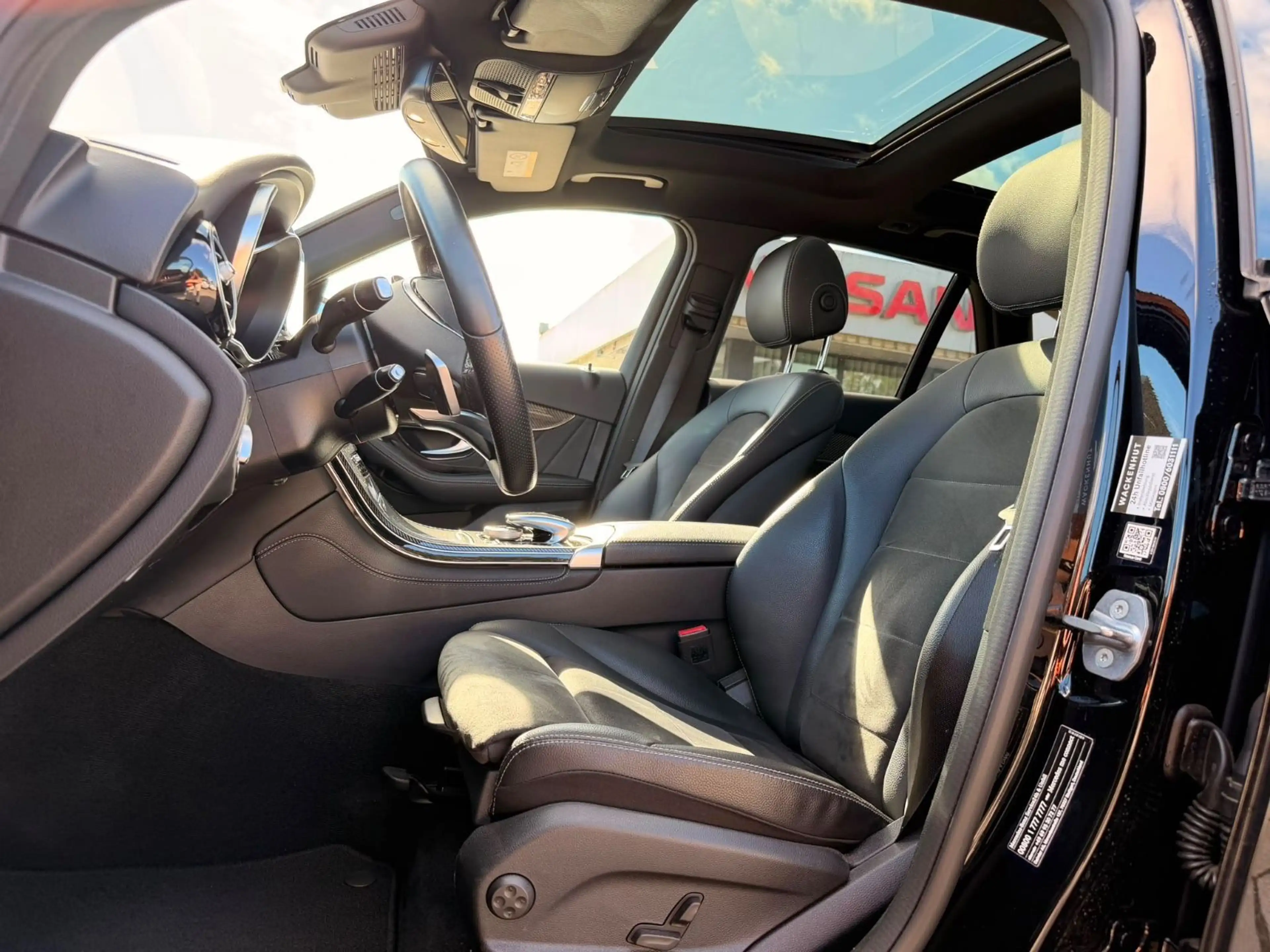Mercedes-Benz GLC 250 4Matic AMG Line DISTRONIC+ PANO 360° AHK — photo 11