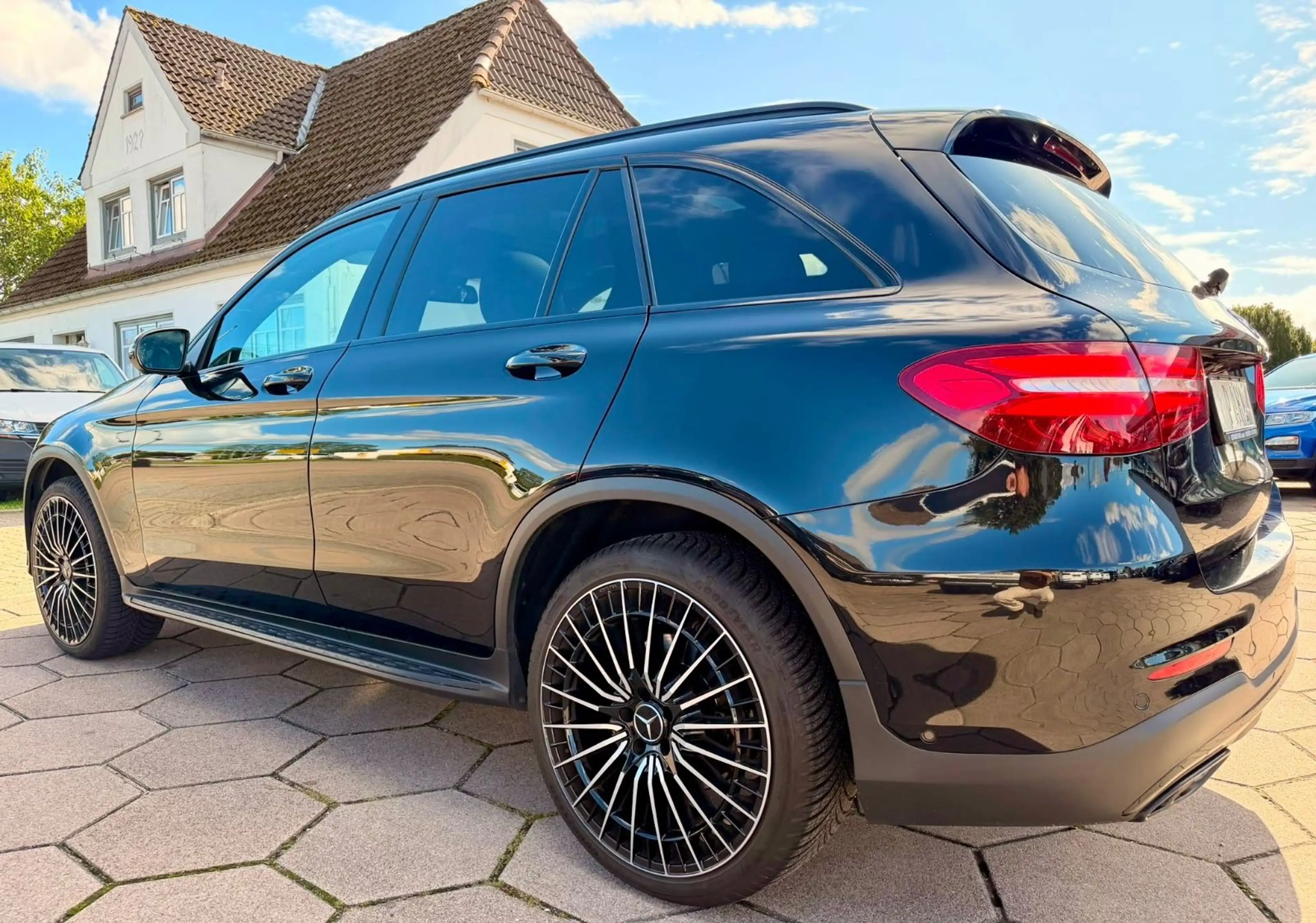 Mercedes-Benz GLC 250 4Matic AMG Line DISTRONIC+ PANO 360° AHK — photo 10