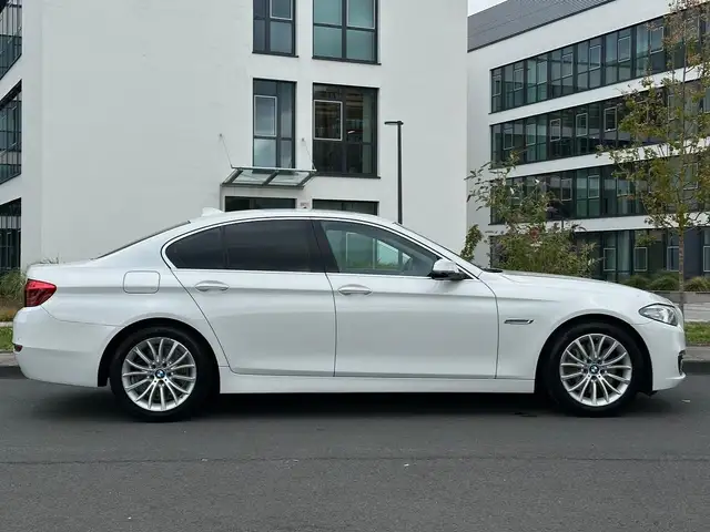 BMW 5 Series view 6