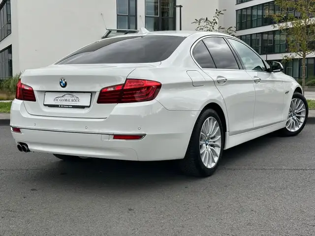 BMW 5 Series view 4