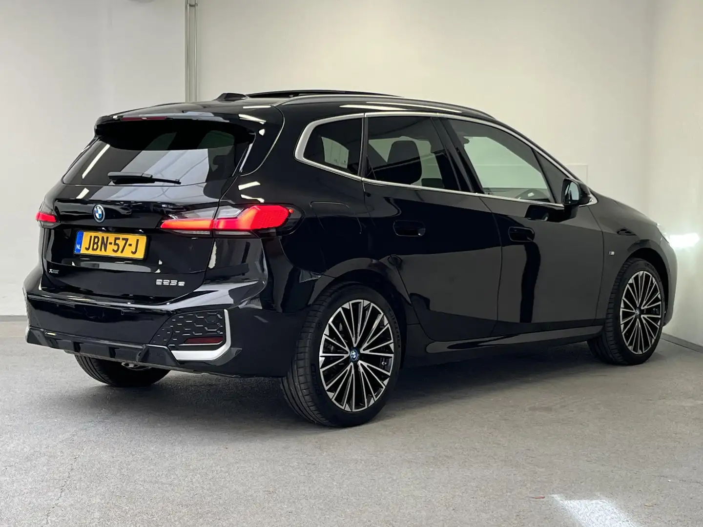 BMW 225 2-serie Active Tourer 225e xDrive M-sport | PANO | Zwart - 2