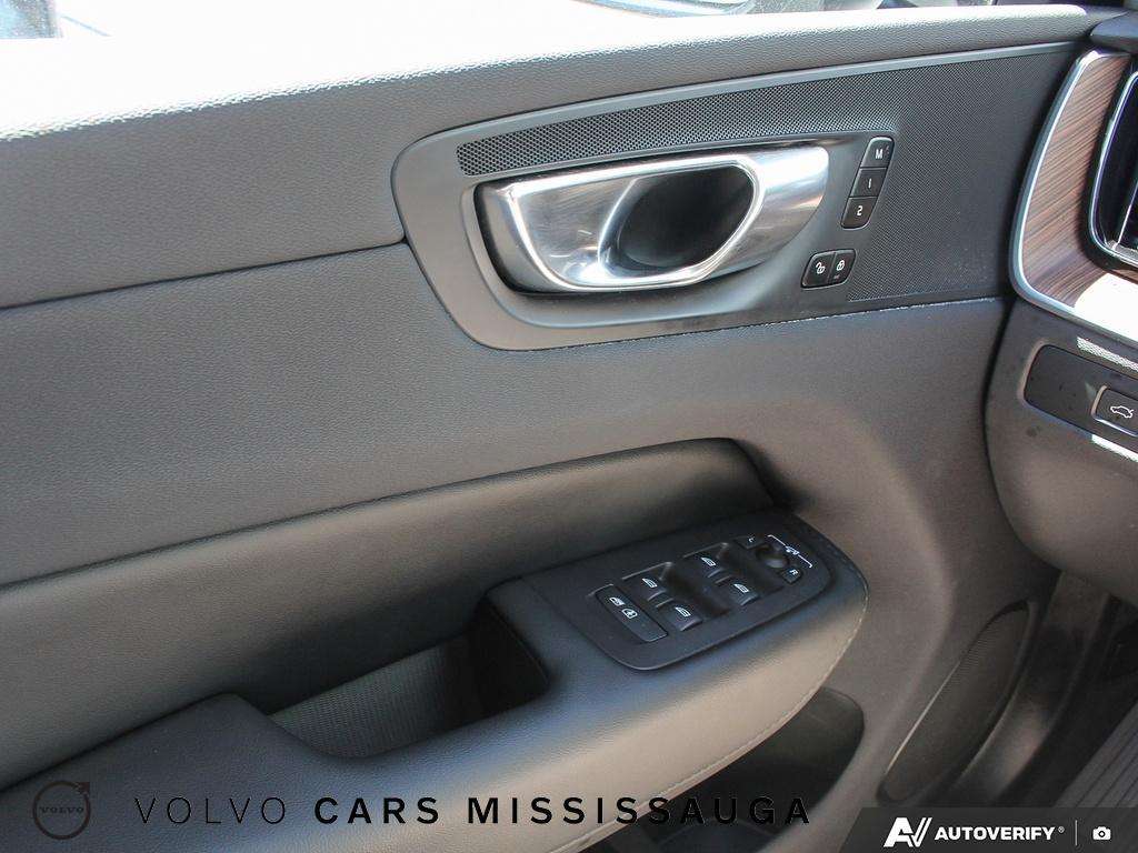 2024 Volvo XC60 Plus Dark Theme thumb 17
