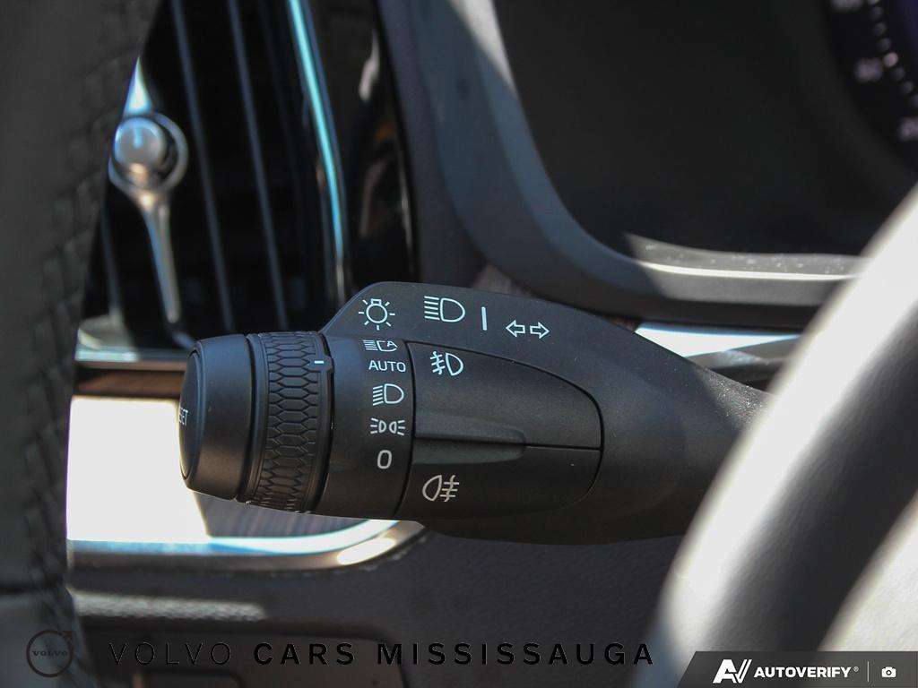 2024 Volvo XC60 Plus Dark Theme thumb 16