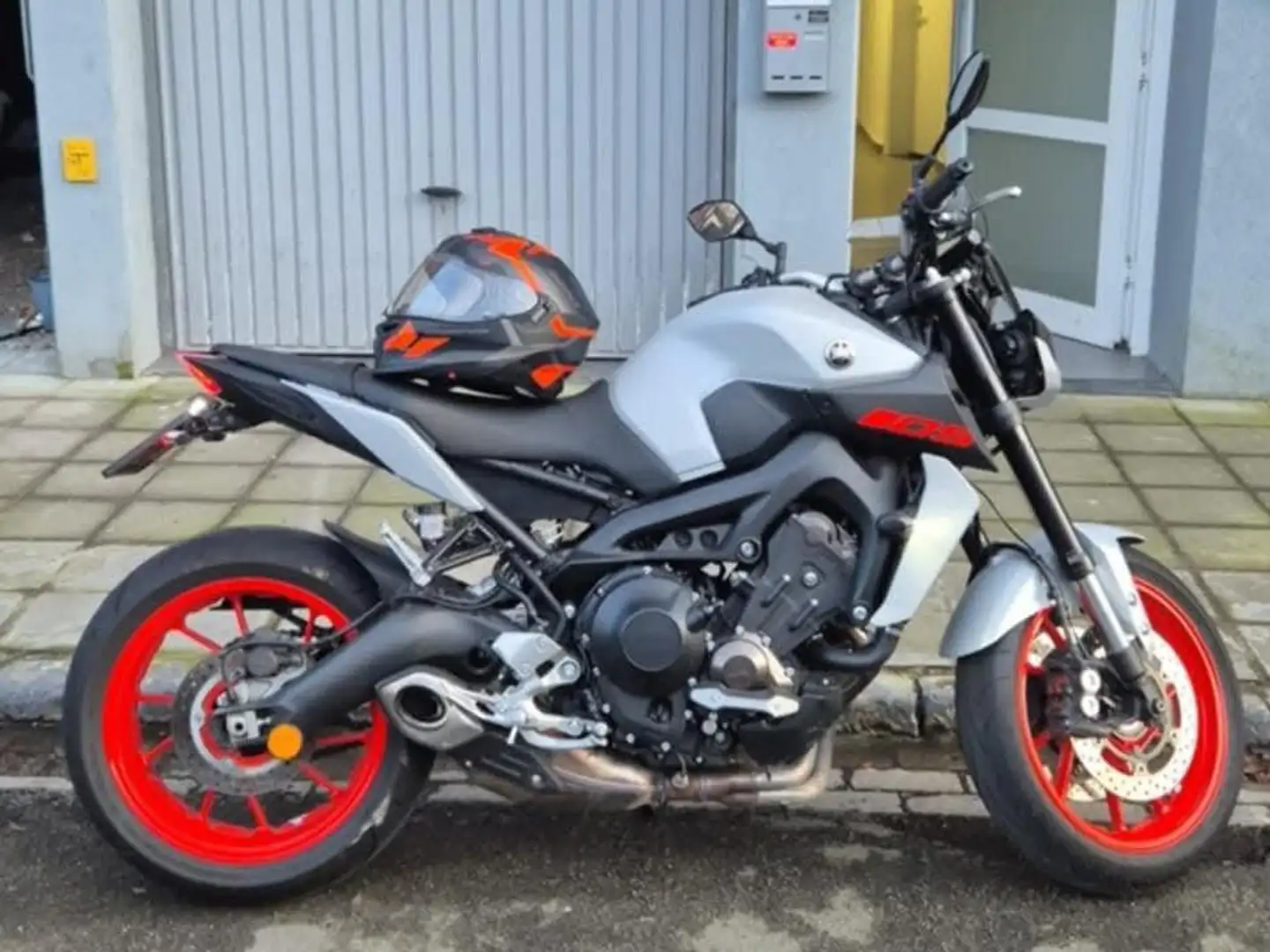 Yamaha MT-09 Ice fluo Šedá - 1