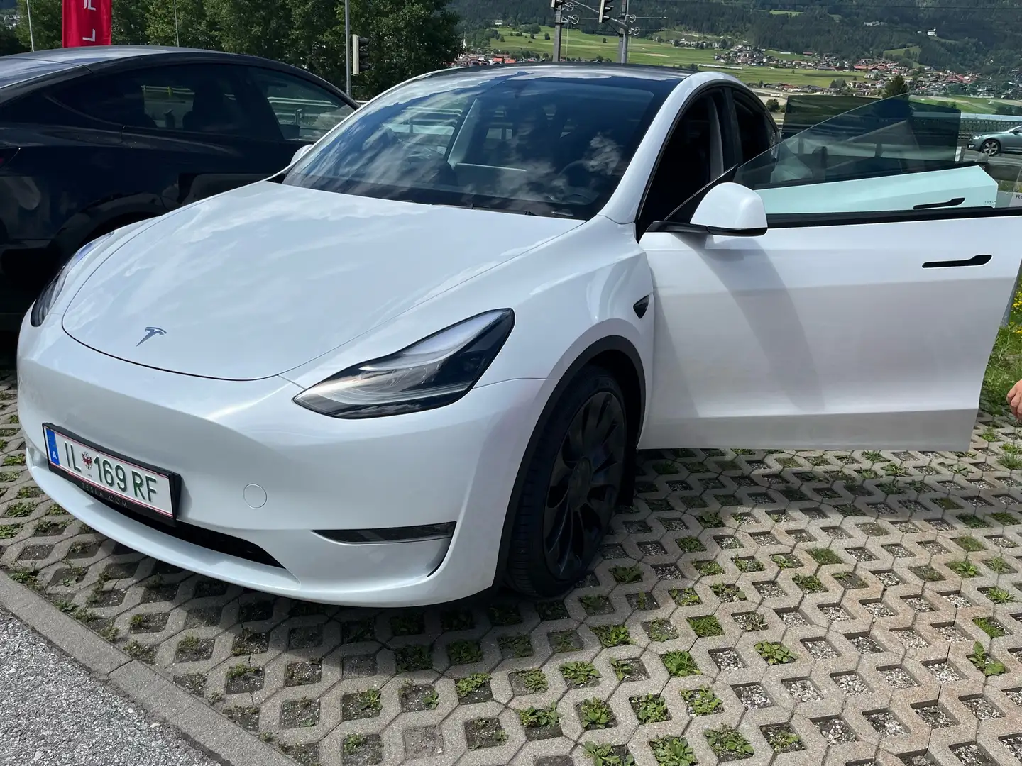 Tesla Model Y AWD 79kWh Performance Белый - 1
