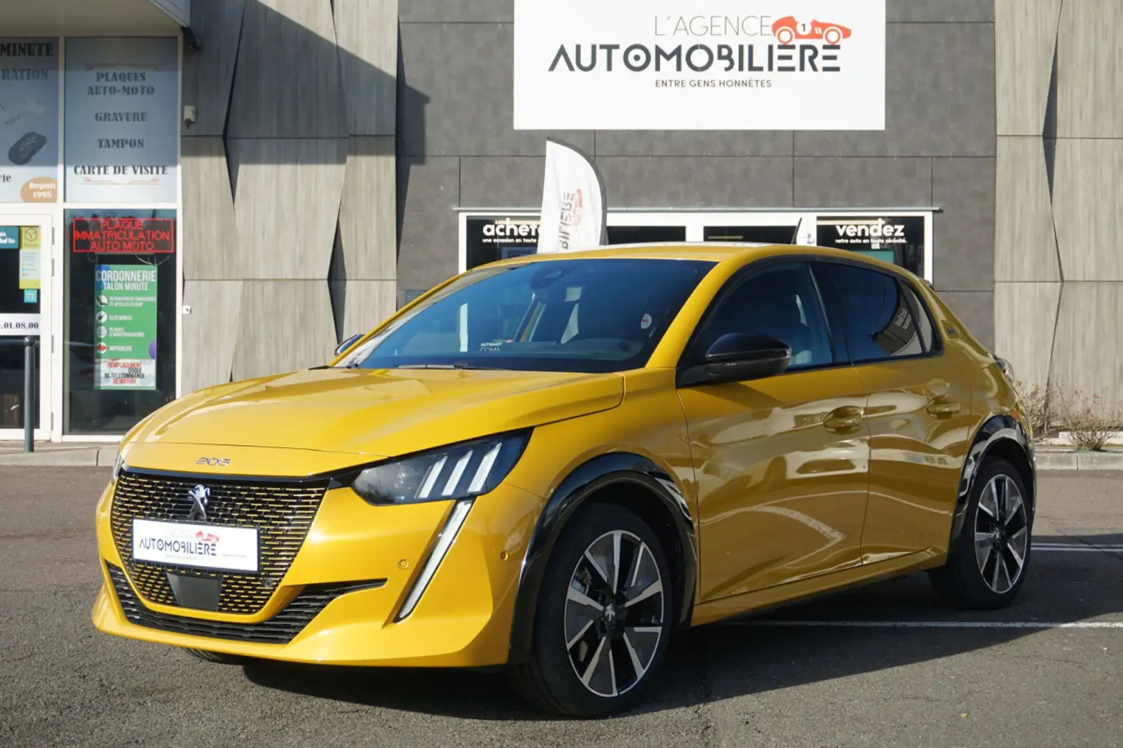Peugeot e-208 Electrique e-208 136ch GT Jaune - 1