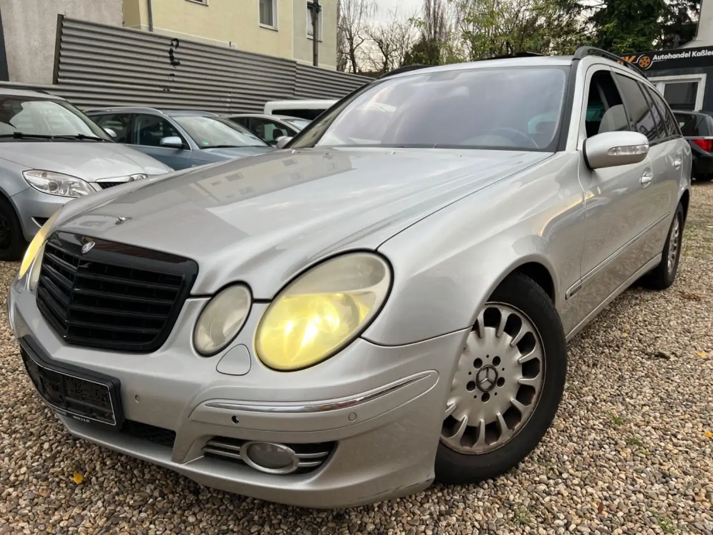 Mercedes-Benz E 220 E -Klasse T-Modell E 220 T CDI*AUTOMATIK* Stříbrná - 1