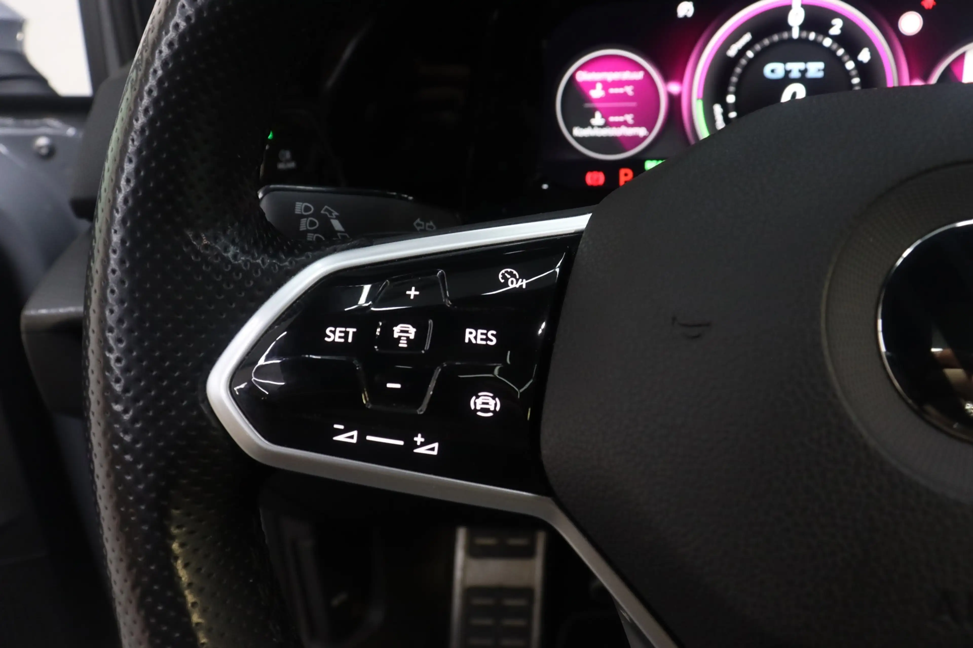 Volkswagen Golf GTE 1.4 eHybrid Pano HUD IQ Camera — photo 19