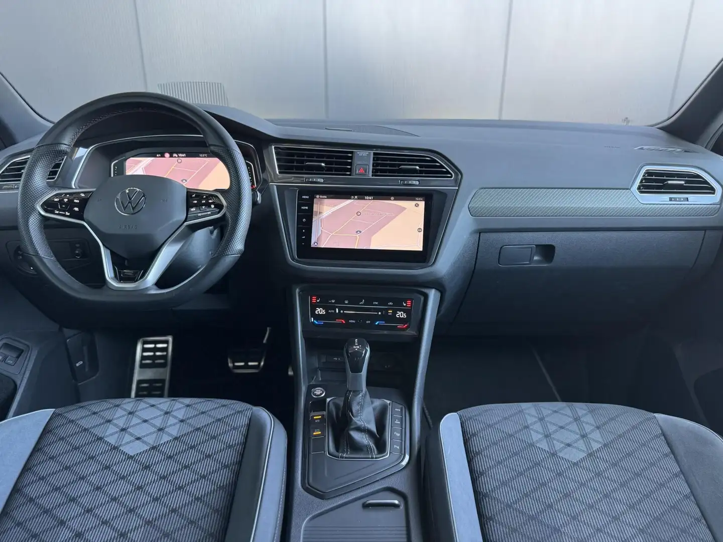 Volkswagen Tiguan 1.4 TSI eHybrid 3x R Line VOL OPTIES*PANO*ELEK. HA Zwart - 2