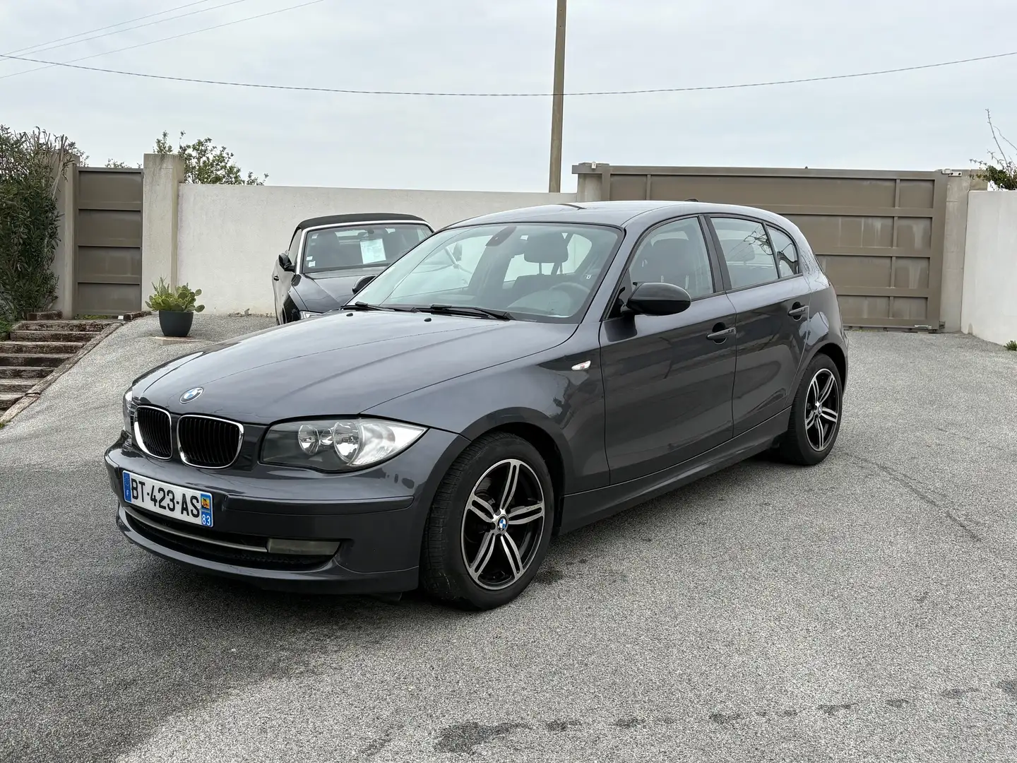 BMW 118 i 143 CH Confort BVA Grau - 1