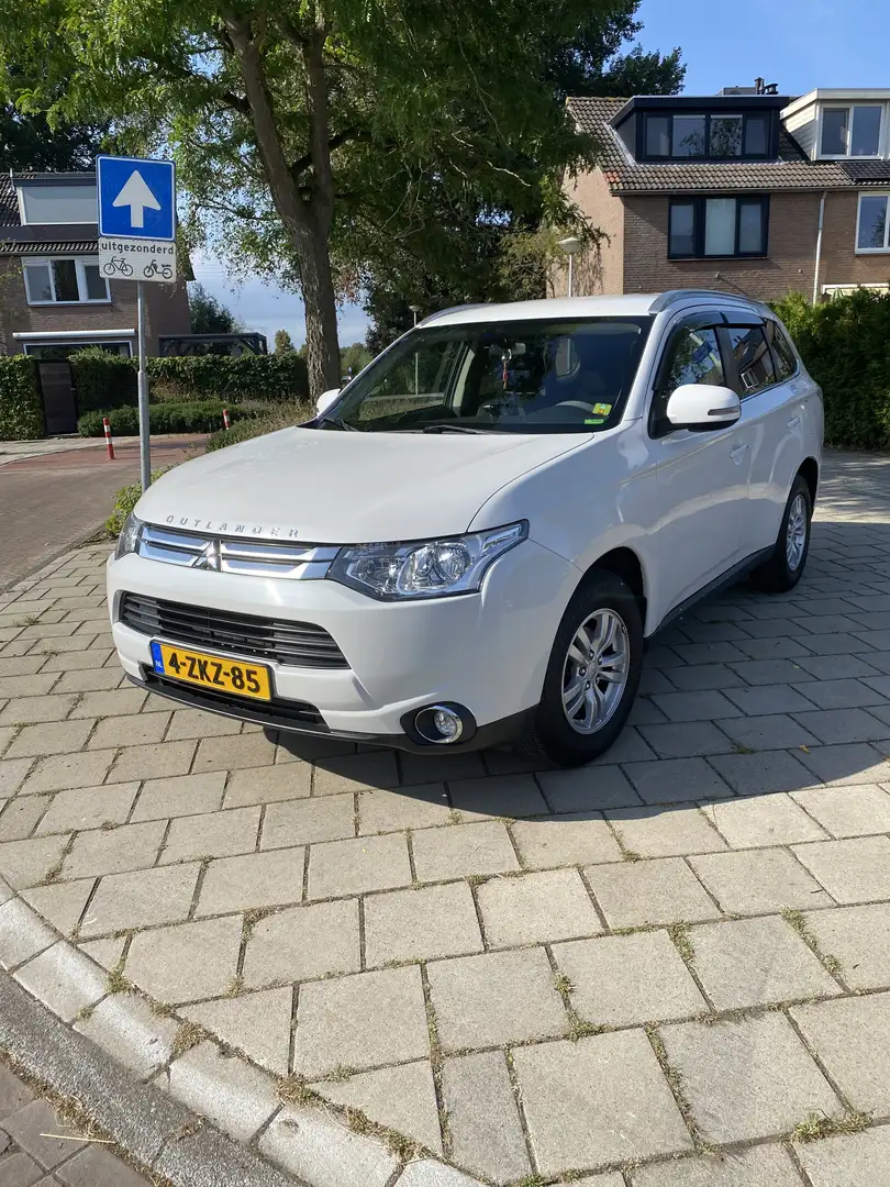 Mitsubishi Outlander 2.0 Business Edition White - 1