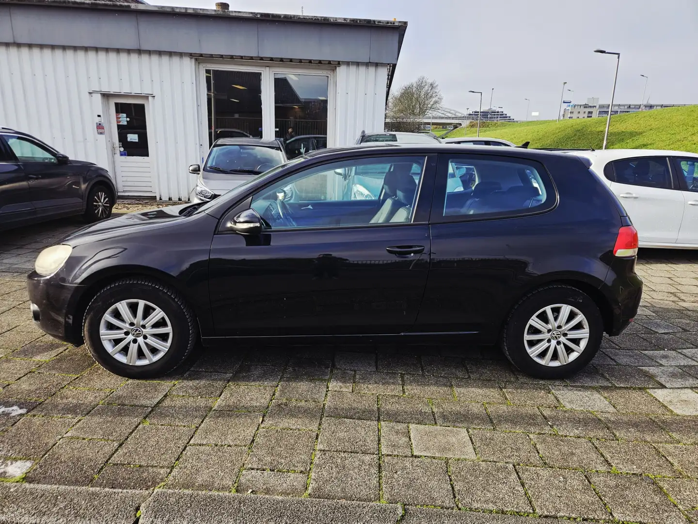 Volkswagen Golf 1.6 TDI Comfortline BlueMotion Schwarz - 2