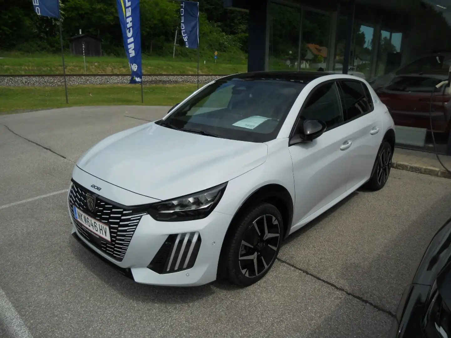 Peugeot e-208 156PS 51kWh GT Weiß - 1