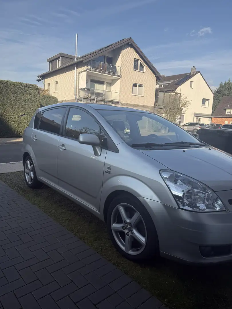 Toyota Corolla Verso 2.0 D-4D Grau - 1