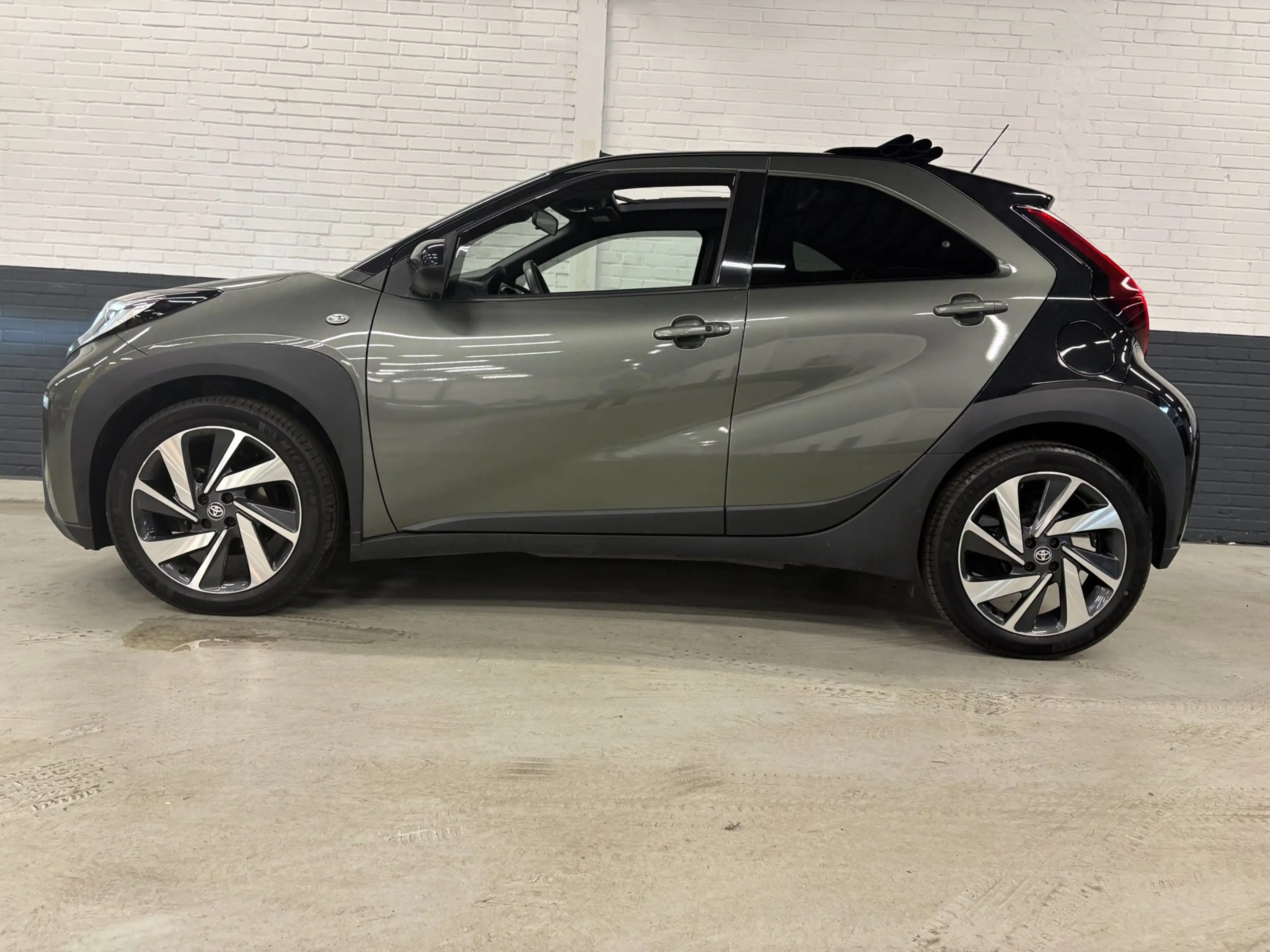 Toyota Aygo X 1.0 VVT-i S-CVT Premium Cabriotop Automaat / Leder — photo 12