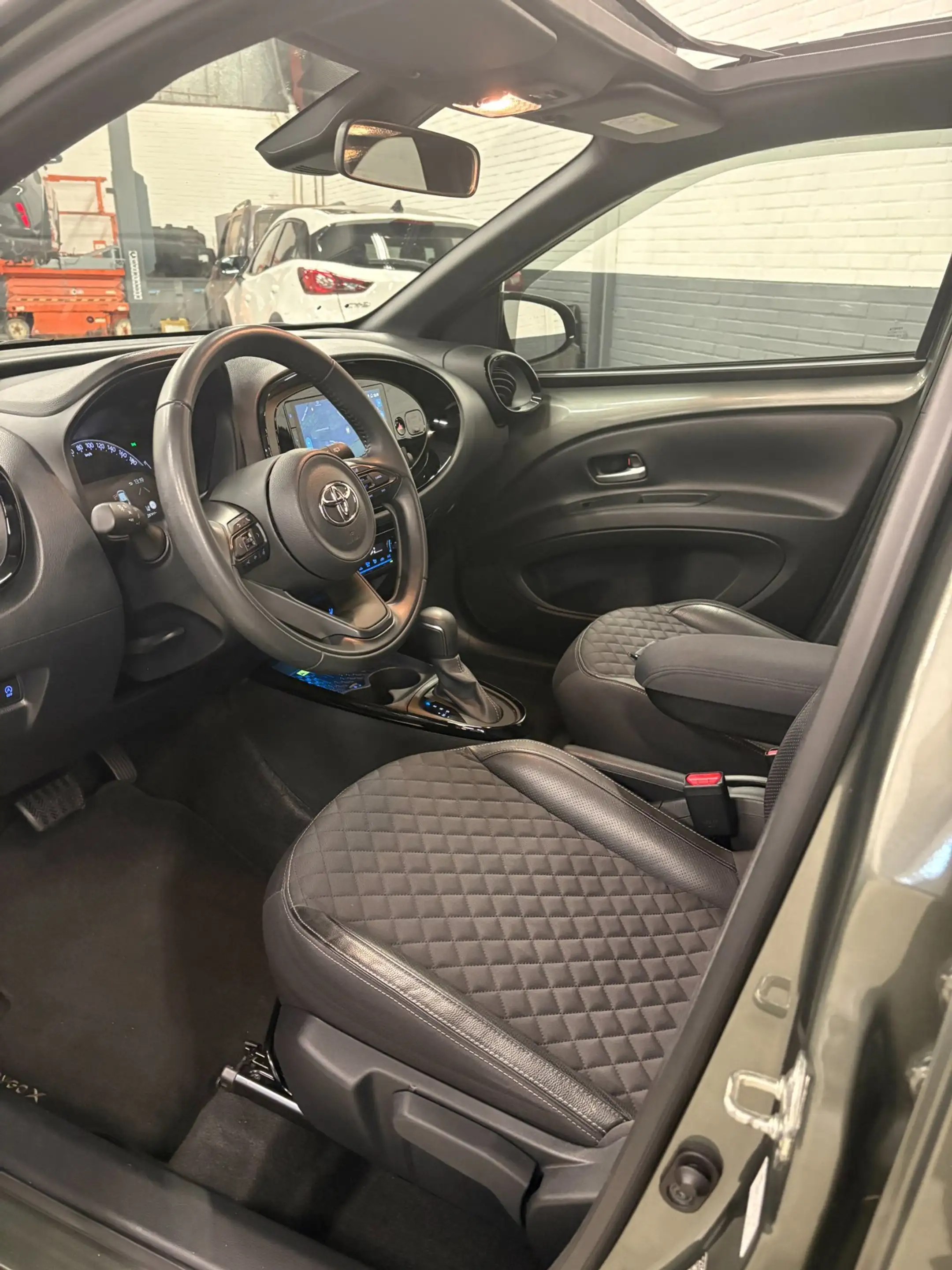 Toyota Aygo X 1.0 VVT-i S-CVT Premium Cabriotop Automaat / Leder — photo 2