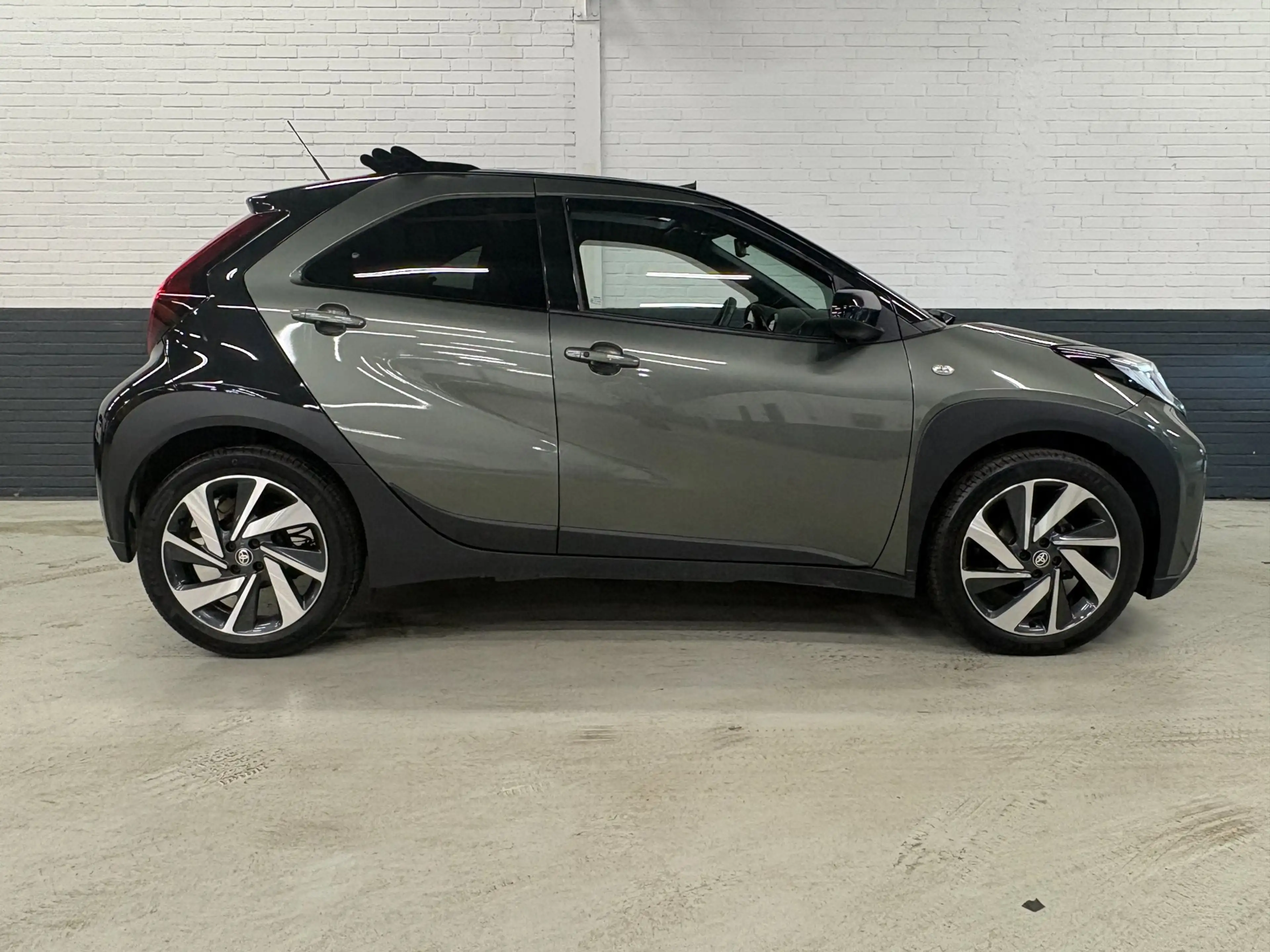 Toyota Aygo X 1.0 VVT-i S-CVT Premium Cabriotop Automaat / Leder — photo 13
