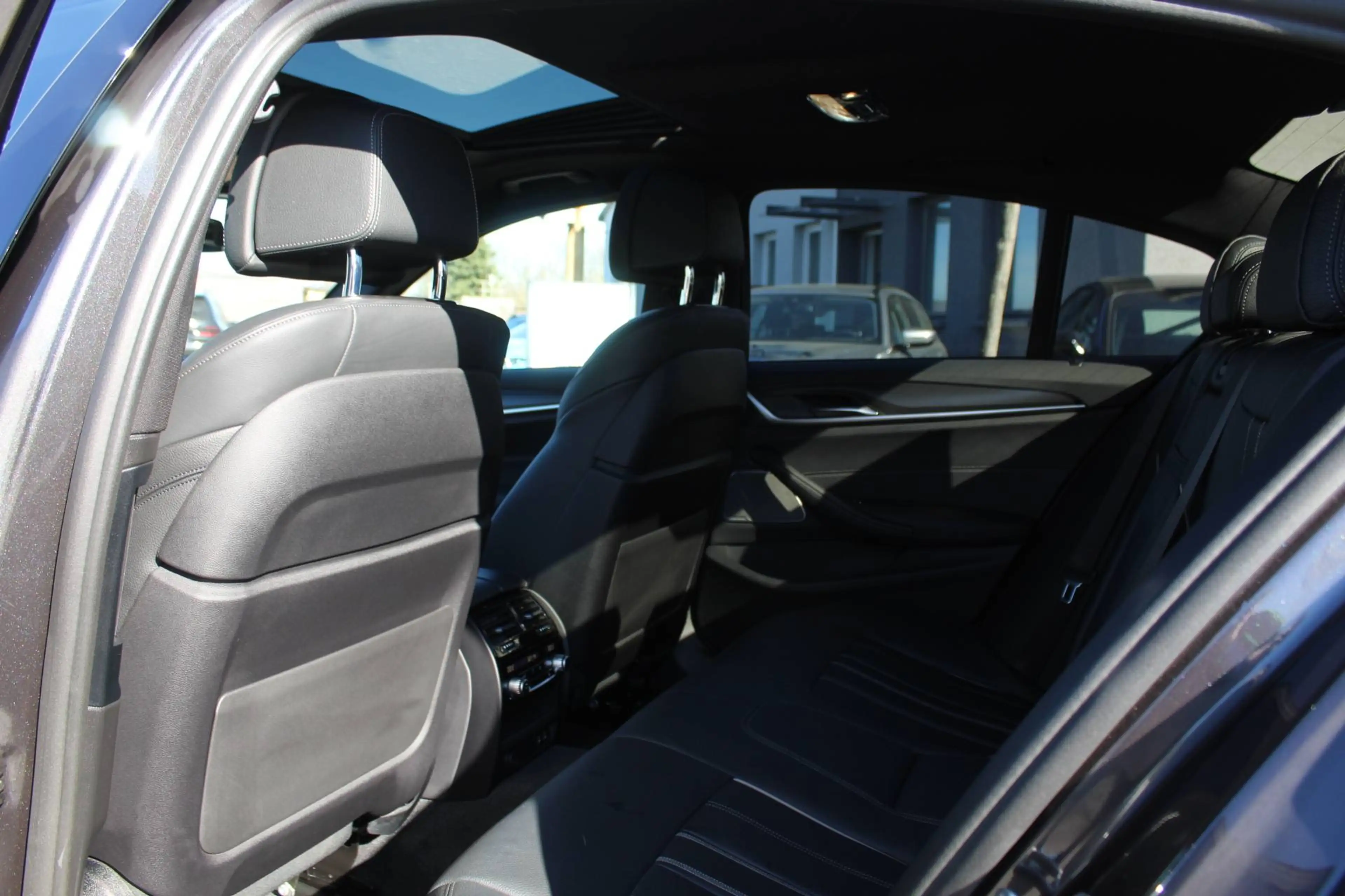 BMW M550 i xDrive Limo. M+HUD+Standh.+H&K+Komfortsitz — photo 15
