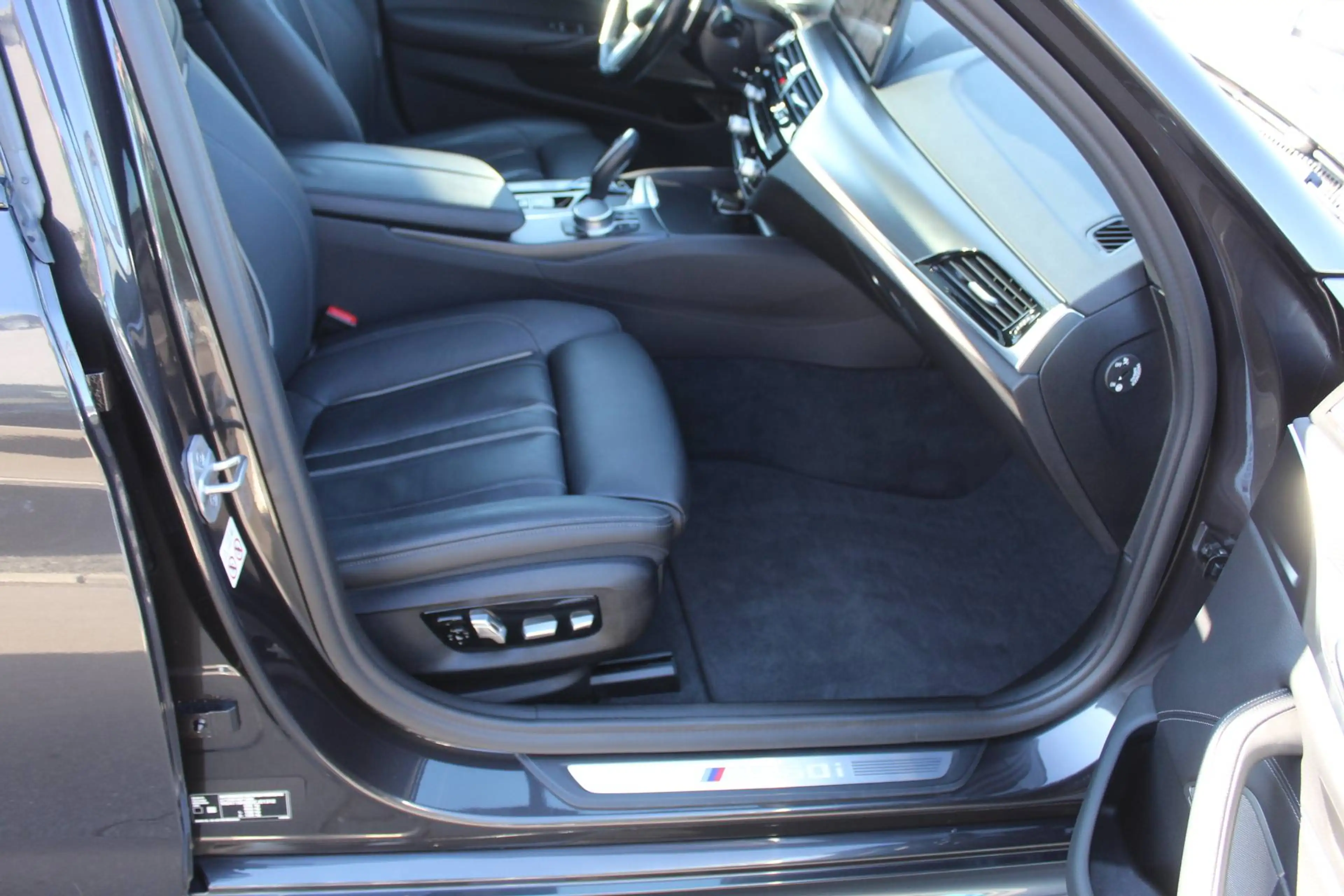 BMW M550 i xDrive Limo. M+HUD+Standh.+H&K+Komfortsitz — photo 12