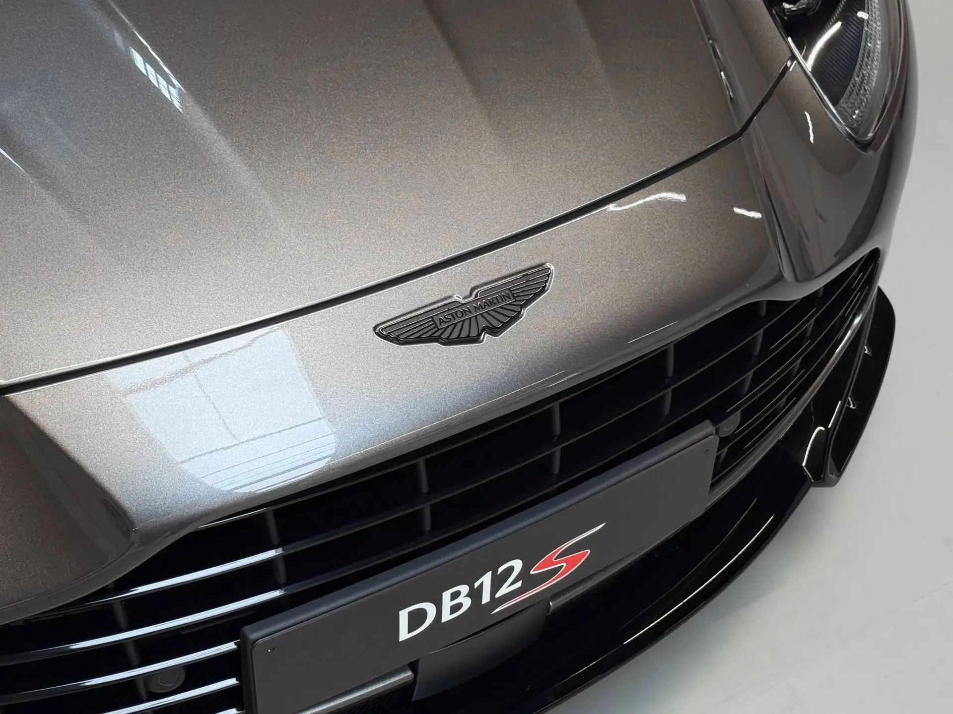 애스턴마틴 DB12 2026 건메탈 사진 6