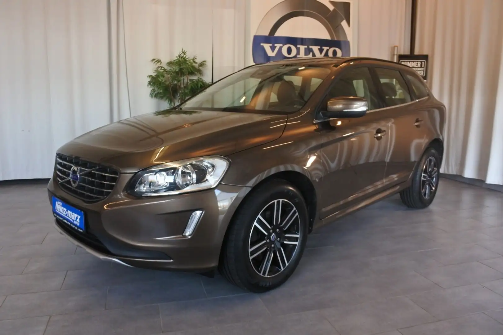 Volvo XC60 2.4 D4 Momentum AWD *Navi-AHK-Kamera* Braun - 2
