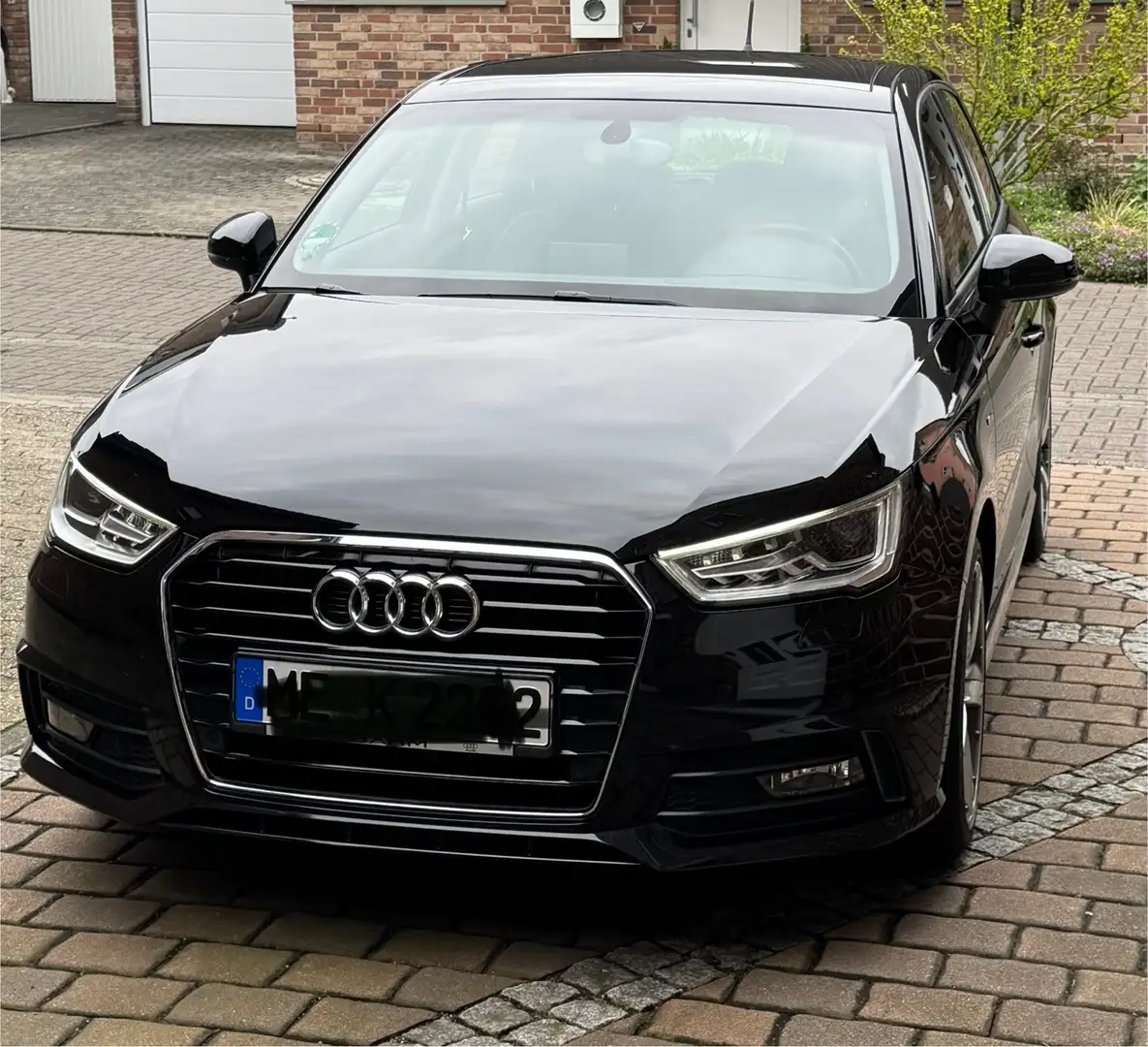 Audi A1 1.0 TFSI ultra Sportback Navi, Glas Panoramadach Schwarz - 1