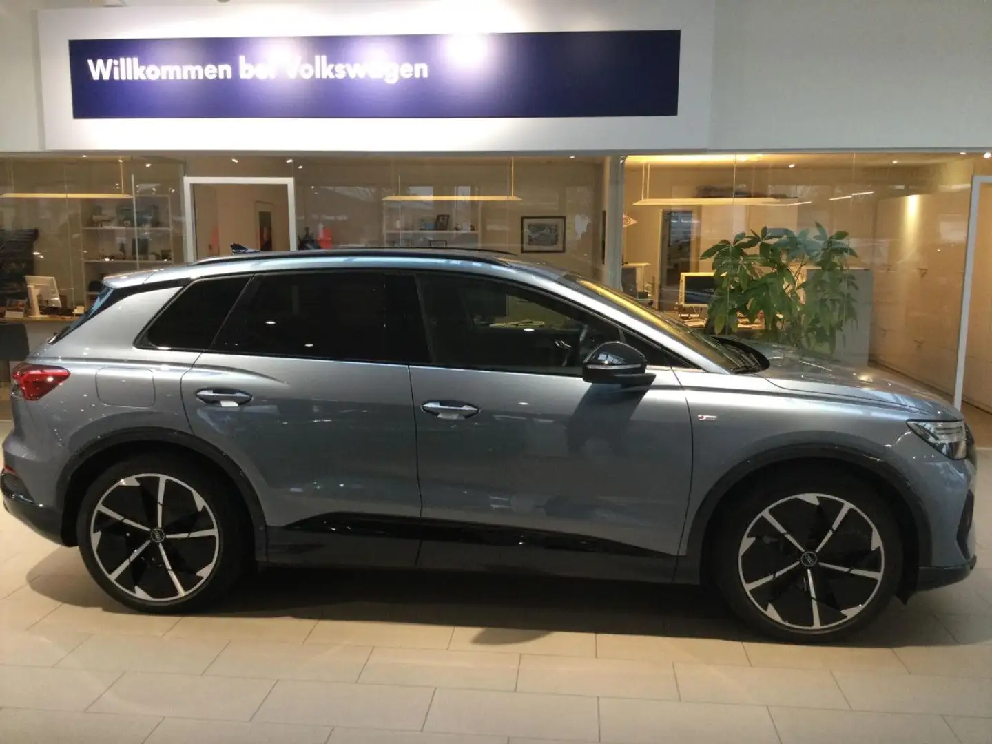 Audi Q4 e-tron Q4 45 e-tron S-Line 82kWh GAR 05.28 Bluetooth Navi Bleu - 1