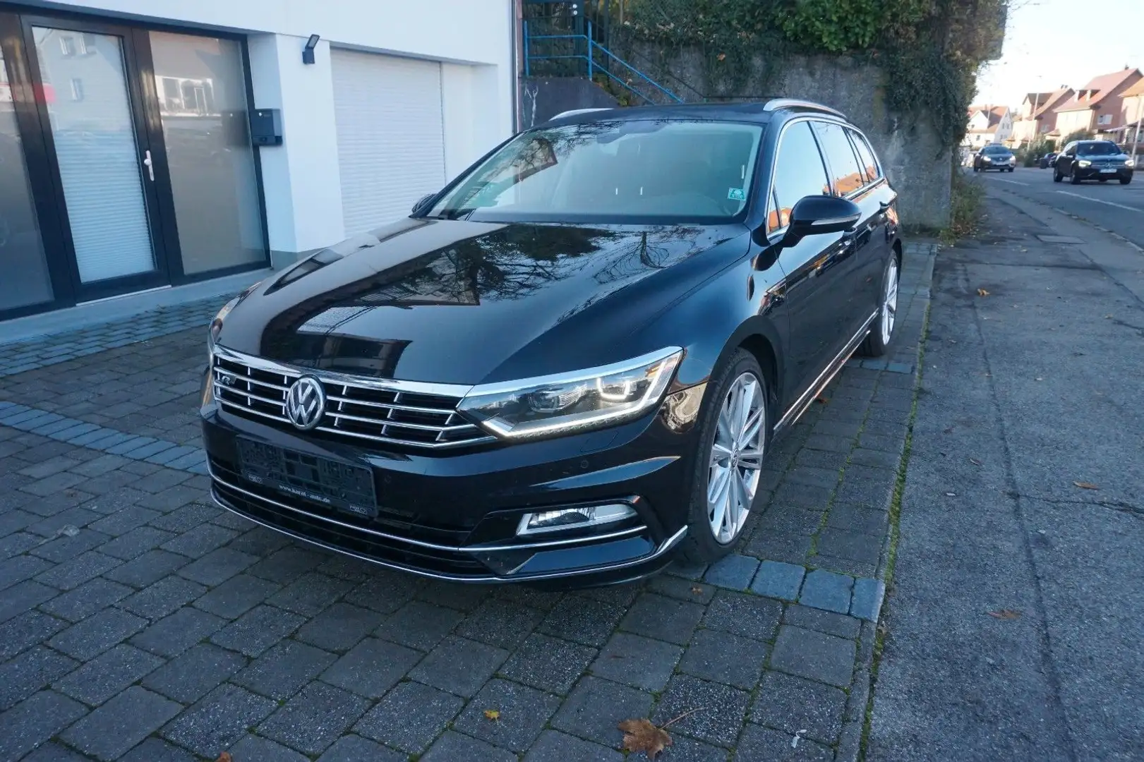 Volkswagen Passat Variant Highline*4Motion*PAN*AHK*R-Line Schwarz - 1