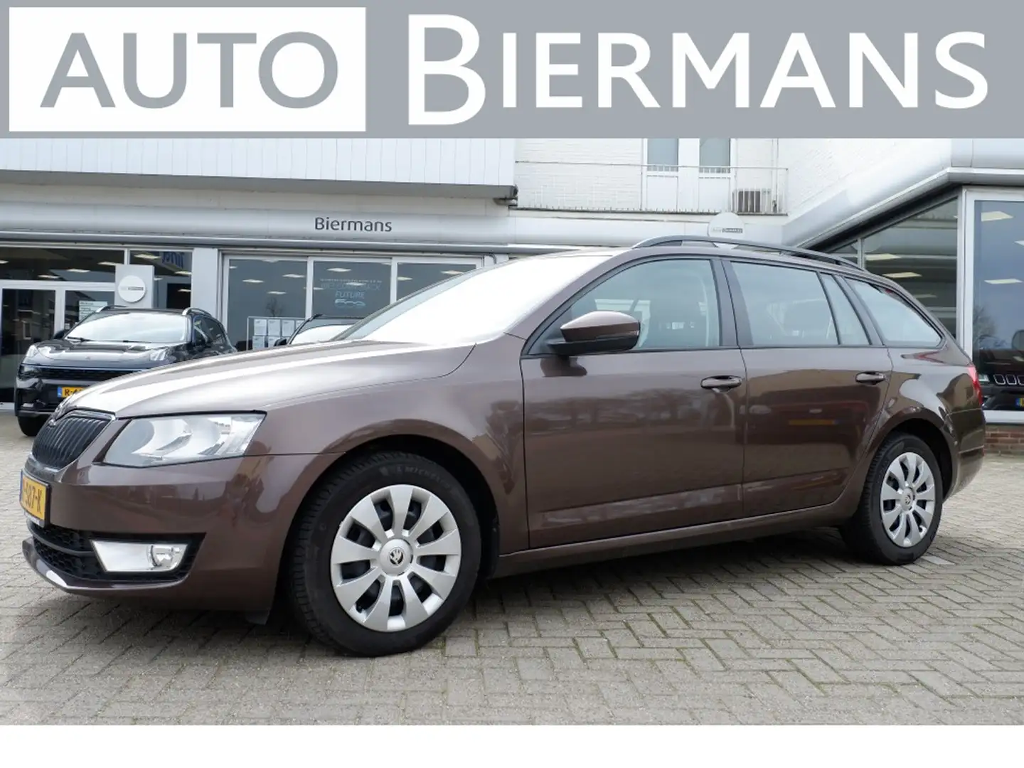 Skoda Octavia Combi 1.2 TSI Grt Ambition Rijklaarprijs incl. 12m Bruin - 1