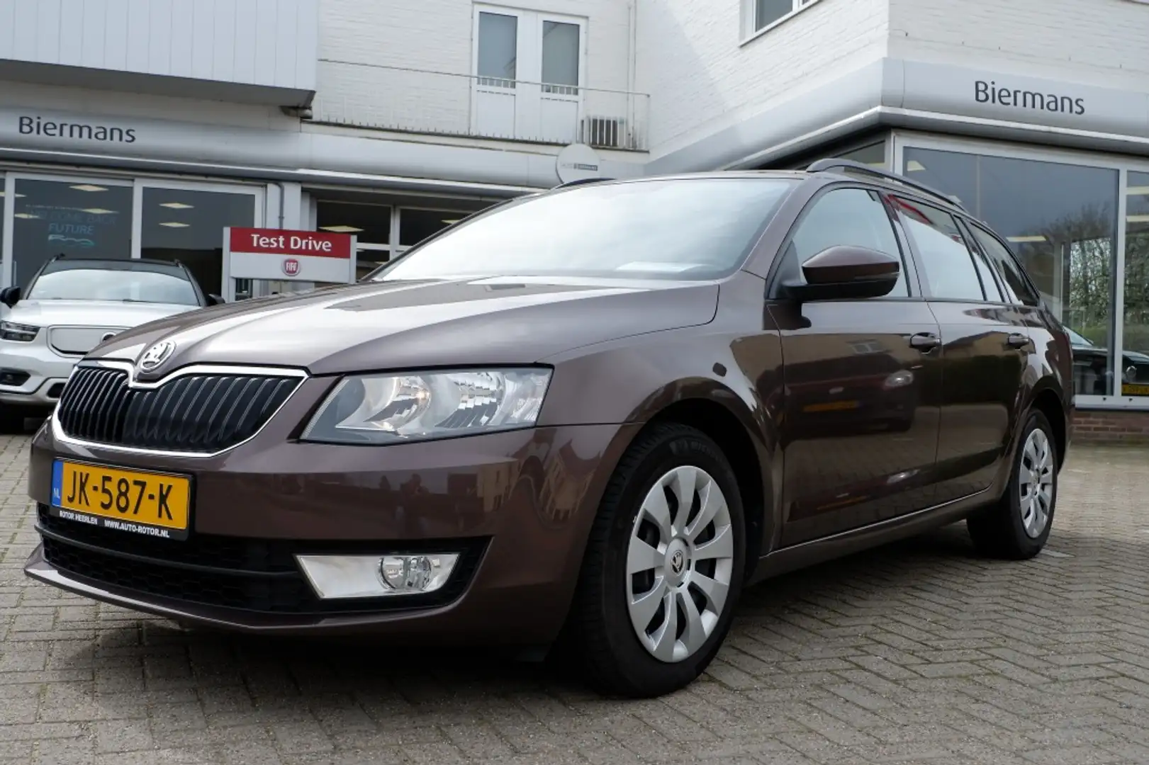 Skoda Octavia Combi 1.2 TSI Grt Ambition Rijklaarprijs incl. 12m Bruin - 2