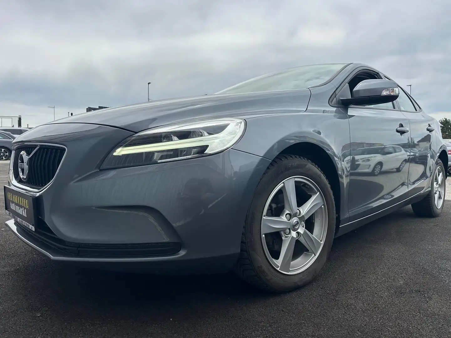 Volvo V40 V40 D2 Kinetic **LED*1-Besitz*Finanzierung** Grau - 2