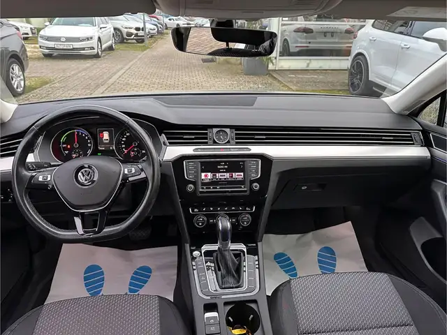 Volkswagen Passat view 13