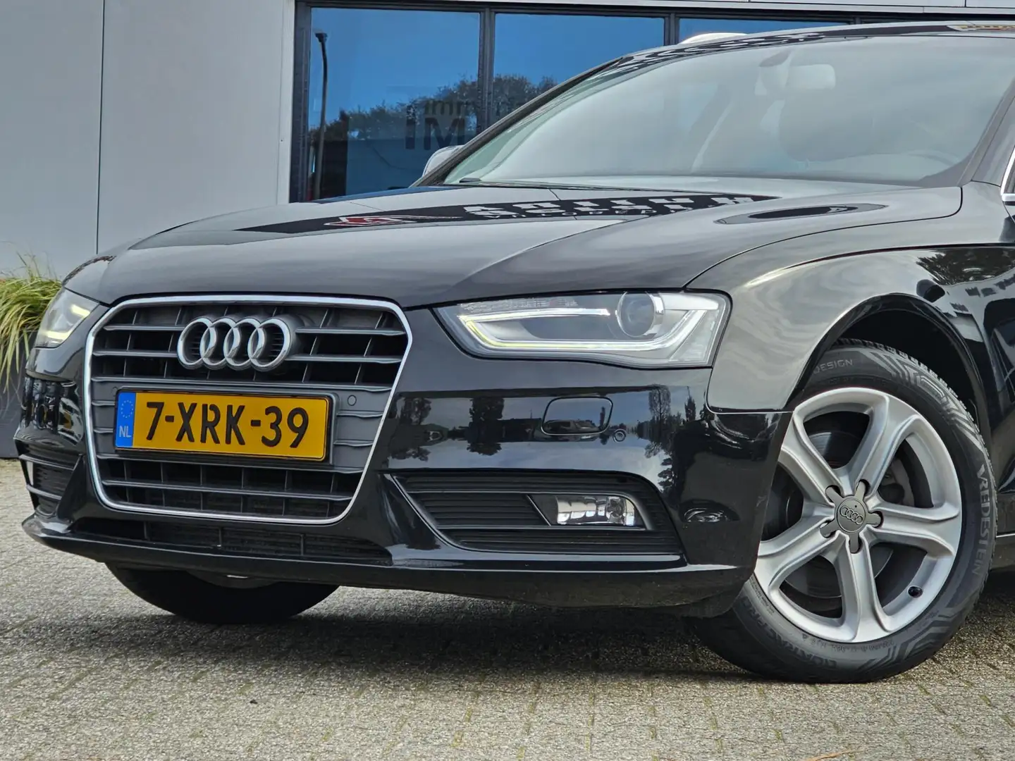 Audi A4 Avant 1.8 TFSI 170PK AUTOMAAT NAV CRUISE Zwart - 2