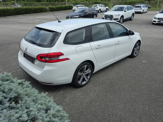 Peugeot 308 view 4