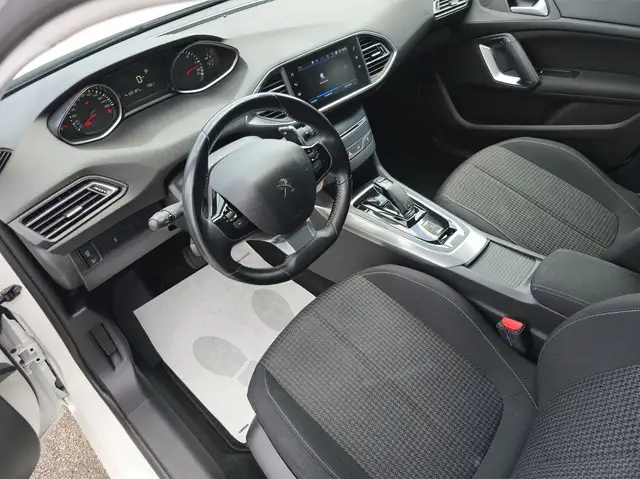 Peugeot 308 view 7