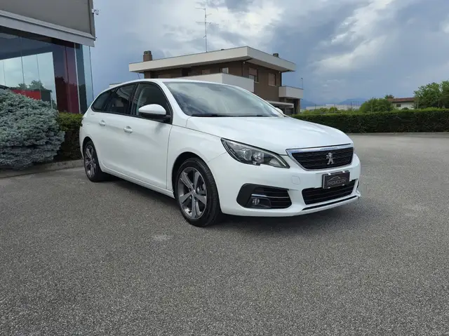 Peugeot 308 view 3