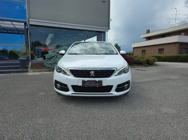 Peugeot 308 view 2