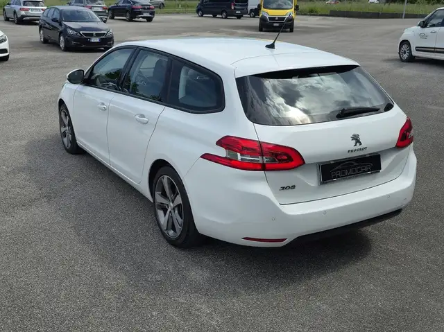 Peugeot 308 view 5