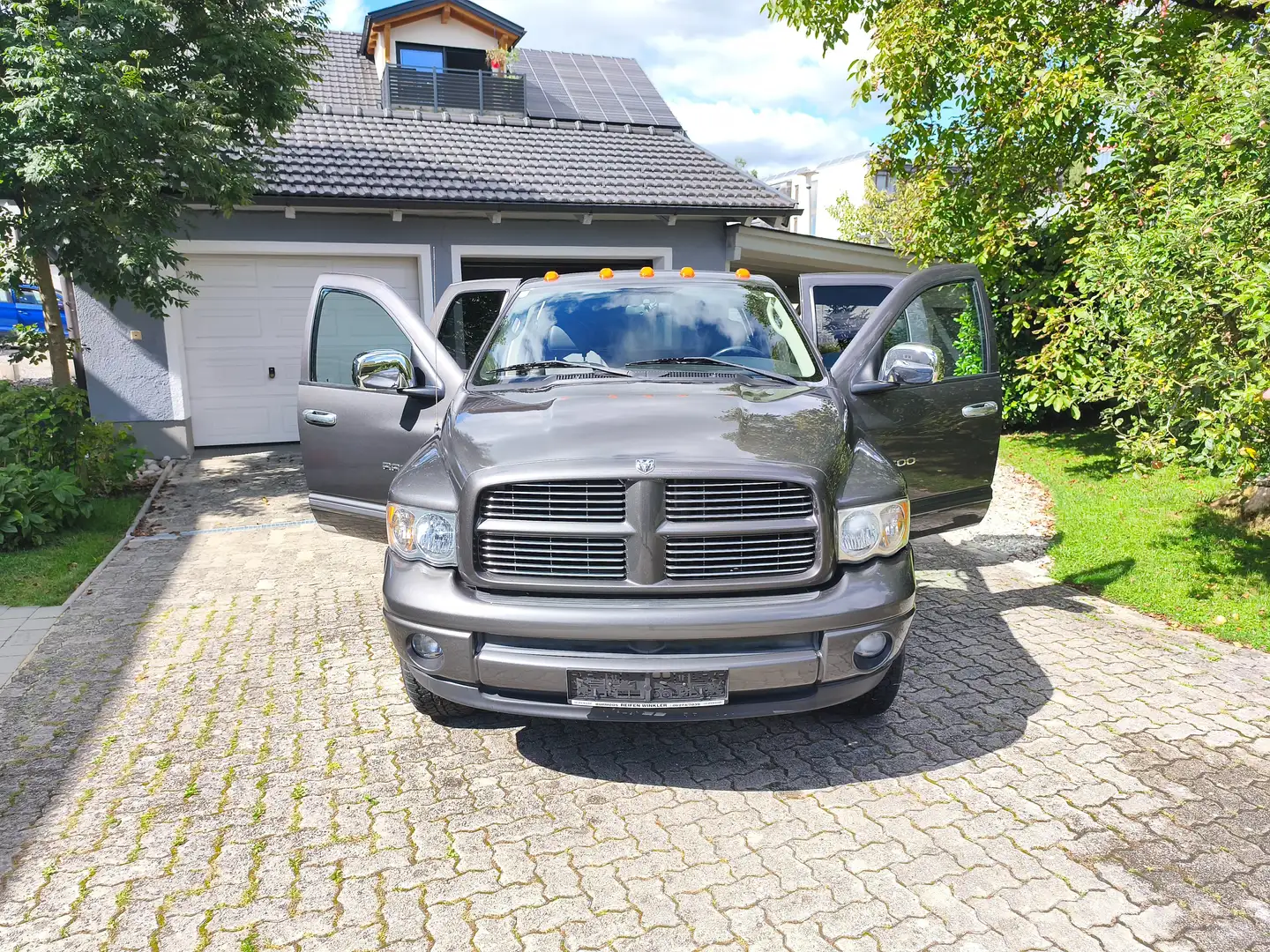 Dodge RAM 1500 Quad Cab 5,7L V8 HEMI Szary - 1