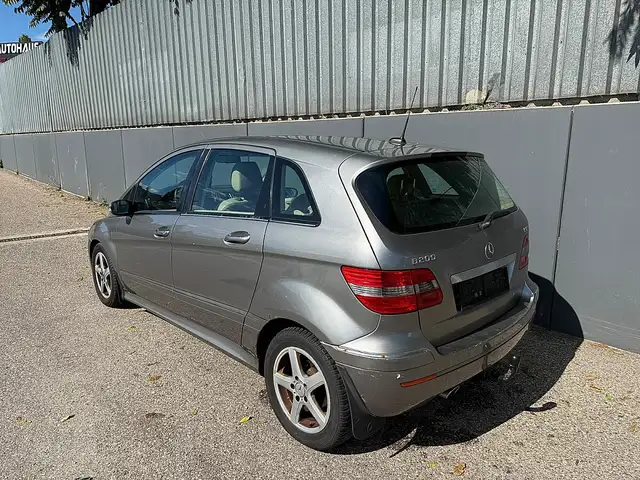Mercedes-Benz B-Class view 3