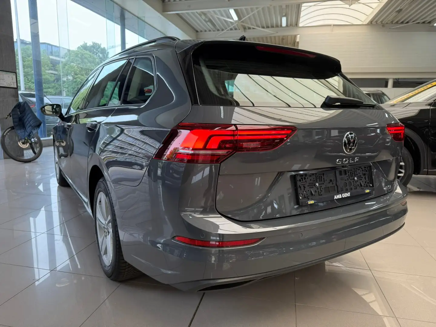 Volkswagen Golf Variant 1.5 eTSI DSG Life + PANO/HARMAN KARDON Grijs - 2