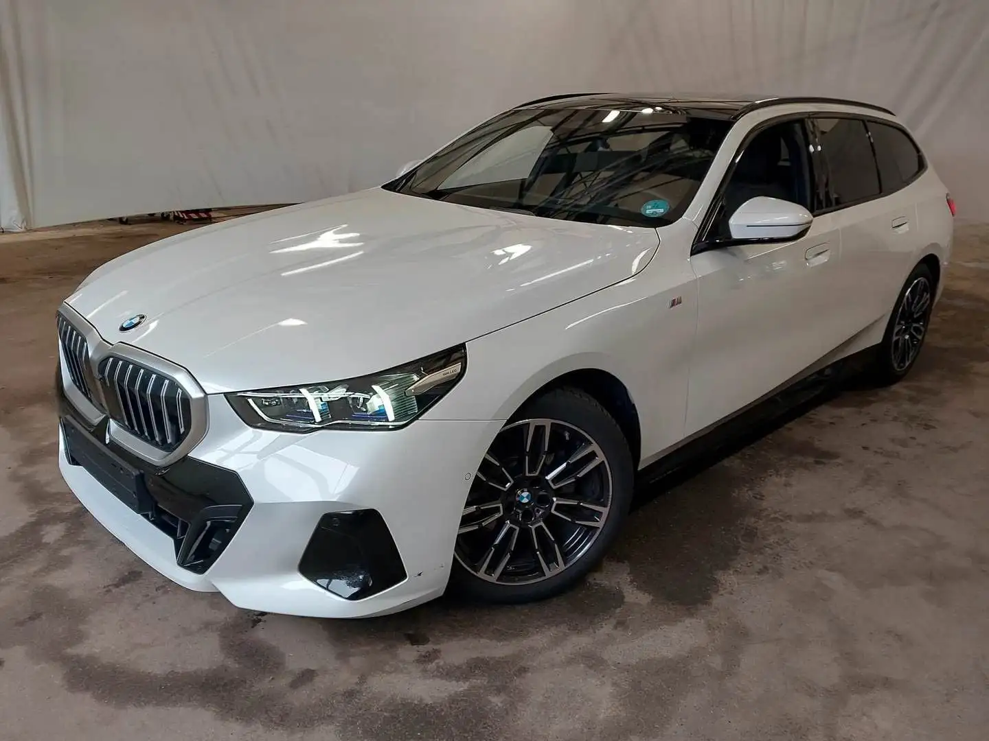 BMW 520 d Touring M Sport AHK ACC HUD 360° H/K PANO Weiß - 1